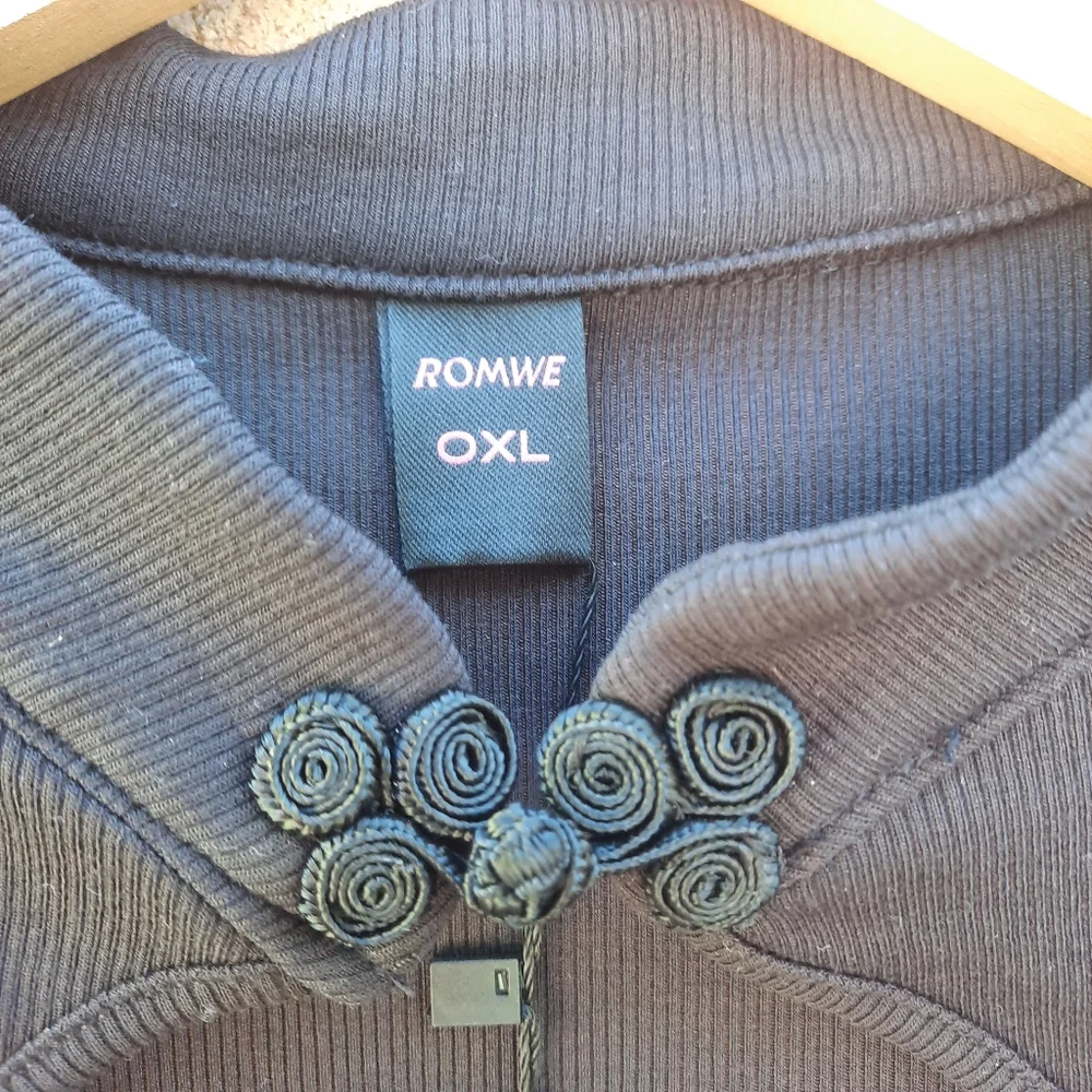 Romwe Women's Keyhole Ribbed Crop Top Shirt Size X-Large Black New With Tags - Picture 5 of 7